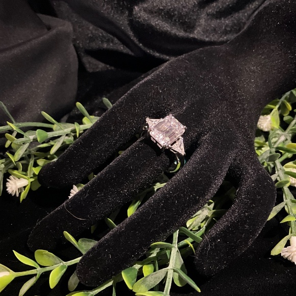 Huge Emerald cut Moissanite ring in 925 Sterling Silver Sz 7 - Picture 3 of 7